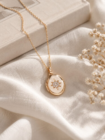 Médaillon Rose des Vents Cassiopée : version collier, avec une chaine fine en plaqué or, chez Poisson plume bijoux