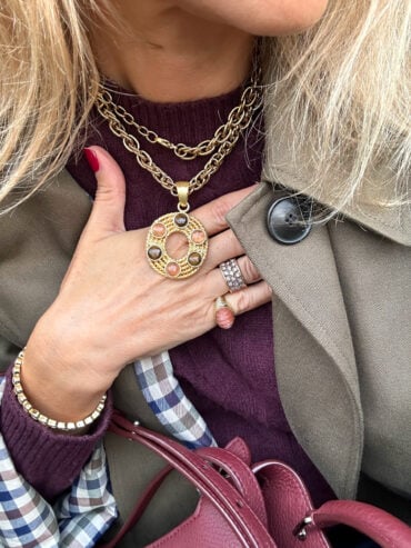 Sautoir médaillon oeil de tigre et strawberry quartz : zoom collier