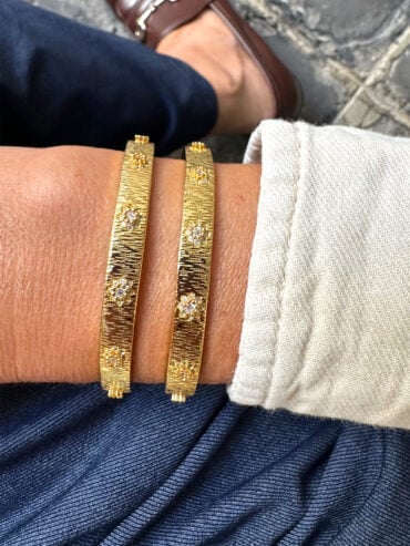 Jonc doré strié et strass Gabrielle - zoom poignet de la femme