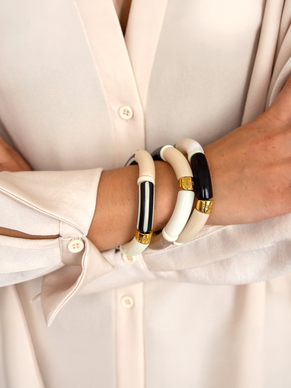 Set de bracelets pipocas portés par une femme - ligne black